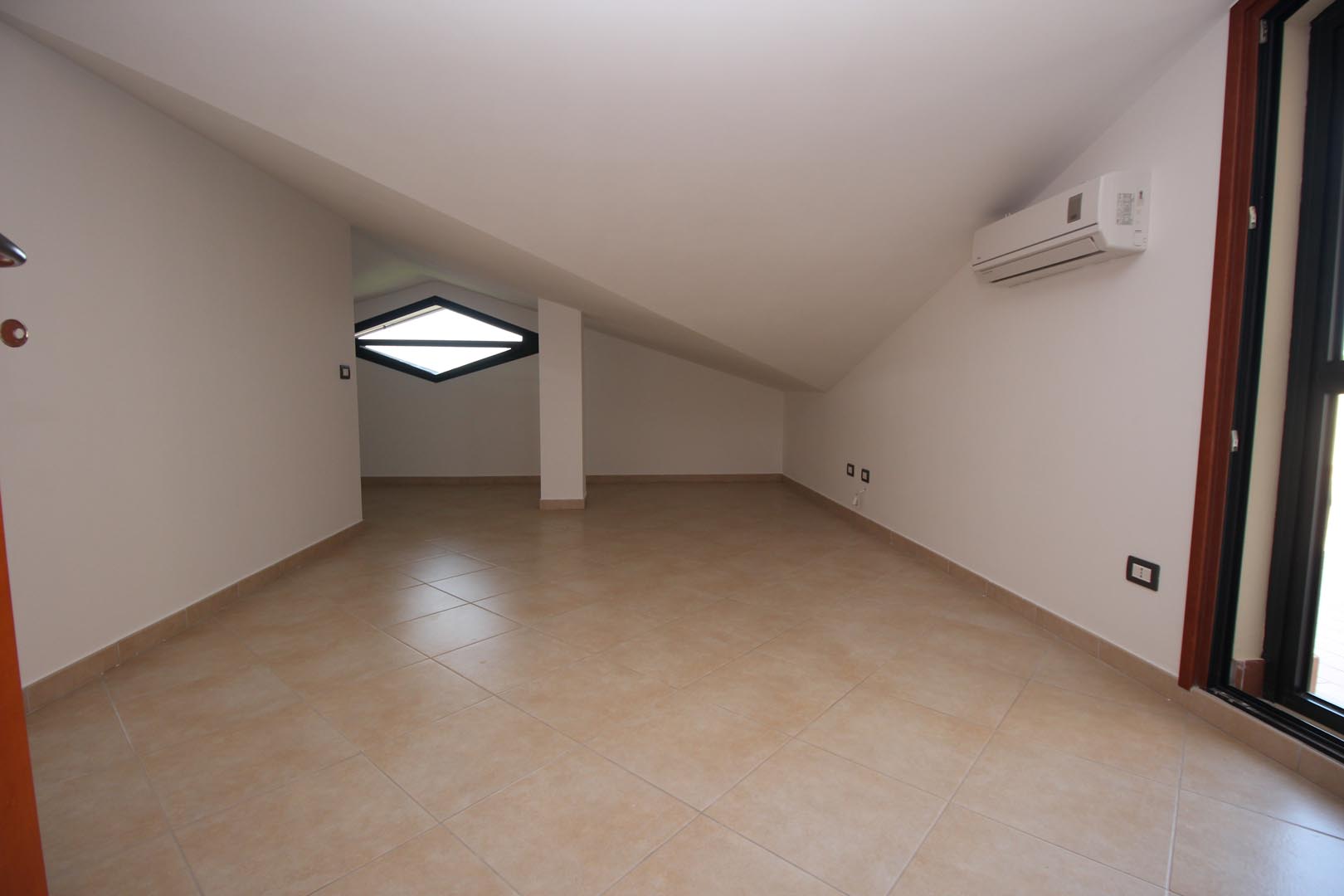 4 Stanze da Letto Stanze da Letto, ,2 BathroomsBathrooms,Appartamento,Vendita,1096